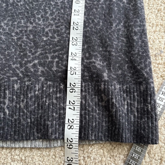 Bloomingdale’s 2-ply 100% Cashmere V Neck Animal Print Leopard Sweater Medium - Picture 12 of 12
